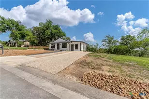 594 E South St, New Braunfels, TX 78130 - Photo 5