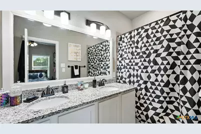 911-913 E Seideman Street, Seguin, TX 78155 - Photo 27