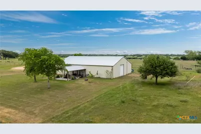 592 Dagg, Yoakum, TX 77995 - Photo 3