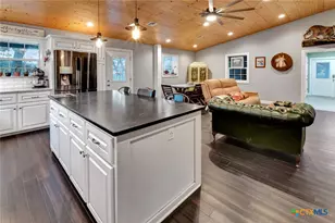 2133 Co Rd 125, Edna, TX 77957 - Photo 9