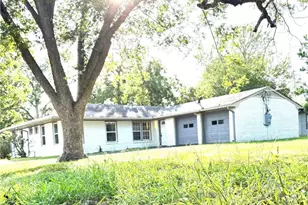 302 Smith St, Gonzales, TX 78629 - Photo 1