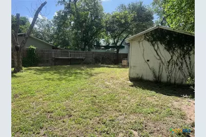 408 Hubbard Street, Yoakum, TX 77995 - Photo 19