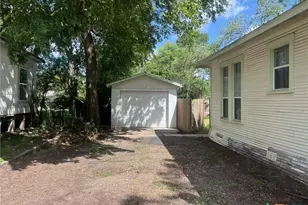 408 Hubbard St, Yoakum, TX 77995 - Photo 23