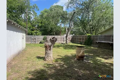 408 Hubbard Street, Yoakum, TX 77995 - Photo 21