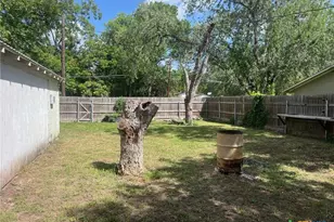 408 Hubbard St, Yoakum, TX 77995 - Photo 21