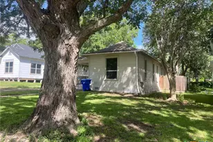 408 Hubbard St, Yoakum, TX 77995 - Photo 3