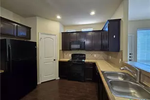 292 Rosalie Dr, New Braunfels, TX 78130 - Photo 5