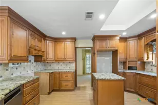1101 Clark St, Yoakum, TX 77995 - Photo 17