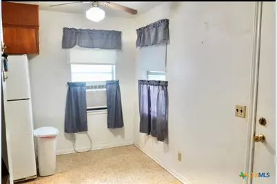 141 Jackson, Elgin, TX 78621 - Photo 9