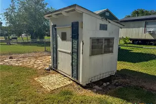 221 Oleander Ave, Tivoli, TX 77990 - Photo 41