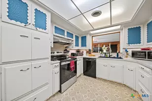 699 Floral Ave, New Braunfels, TX 78130 - Photo 17