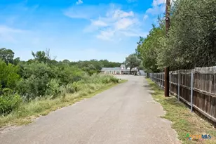 699 Floral Ave, New Braunfels, TX 78130 - Photo 3