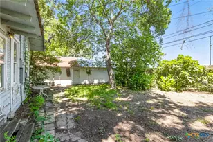 409 E Bowie St, Luling, TX 78648 - Photo 13