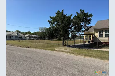 602 & 606 E Clayton Street, Cuero, TX 77954 - Photo 3