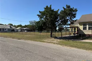 602 & 606 E Clayton St, Cuero, TX 77954 - Photo 3