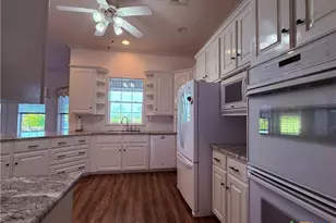 868 Shannon Ln, Port Lavaca, TX 77979 - Photo 7