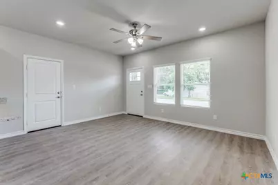 228 W Martindale, Seguin, TX 78155 - Photo 5