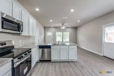 228 W Martindale, Seguin, TX 78155 - Photo 11