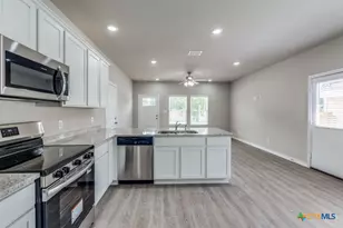 228 W Martindale, Seguin, TX 78155 - Photo 11