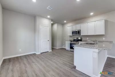 228 W Martindale, Seguin, TX 78155 - Photo 9