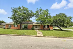 700 Park St, Gatesville, TX 76528 - Photo 1