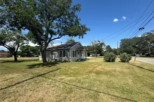 330 Adams St, Seguin, TX 78155 - Photo 17