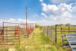 2998 County Rd 302, Floresville, TX 78114 - Photo 13