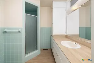 832 E Court St, Seguin, TX 78155 - Photo 23