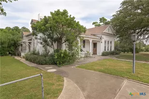 832 E Court St, Seguin, TX 78155 - Photo 25