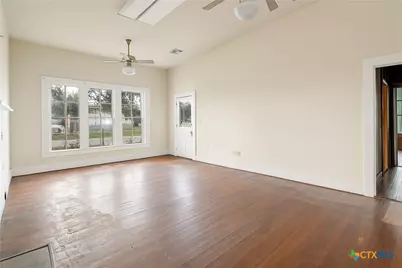 832 E Court Street, Seguin, TX 78155 - Photo 3