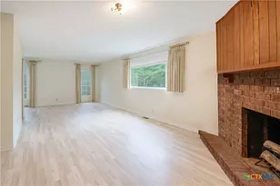 832 E Court St, Seguin, TX 78155 - Photo 21