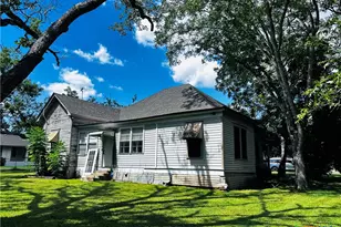 608 Coke St, Yoakum, TX 77995 - Photo 21