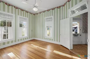 633 S Castell Ave, New Braunfels, TX 78130 - Photo 11