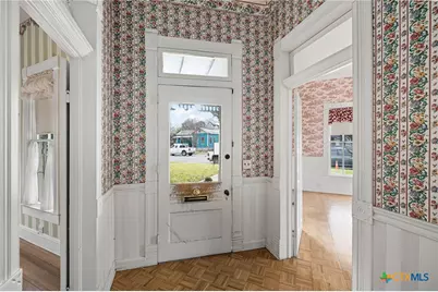 633 S Castell Avenue, New Braunfels, TX 78130 - Photo 7