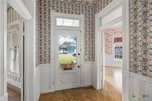 633 S Castell Ave, New Braunfels, TX 78130 - Photo 7