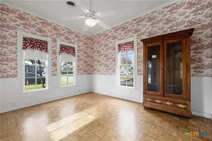 633 S Castell Ave, New Braunfels, TX 78130 - Photo 9