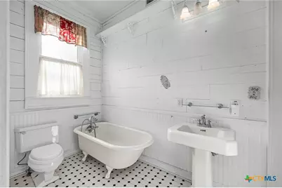 633 S Castell Avenue, New Braunfels, TX 78130 - Photo 13