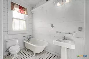 633 S Castell Ave, New Braunfels, TX 78130 - Photo 13