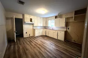 311 E Putnam, Ganado, TX 77962 - Photo 3