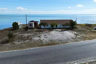 213 S Ocean Dr, Port Lavaca, TX 77979 - Photo 1