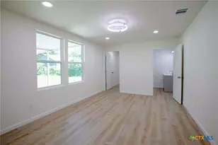 906 E Crestwood Dr, Victoria, TX 77901 - Photo 9