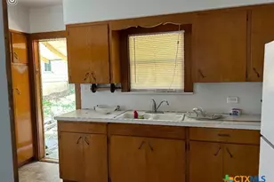 816 S Austin St, Seguin, TX 78155 - Photo 13