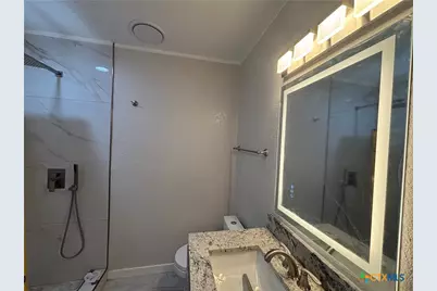 2502 E Poplar Avenue, Victoria, TX 77901 - Photo 5