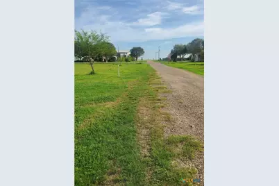 610 W Washington Avenue, Seadrift, TX 77983 - Photo 5