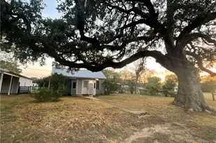 222 York St, Yorktown, TX 78164 - Photo 3