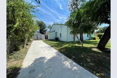 201 E 6th Street, Lampasas, TX 76550 - Photo 13