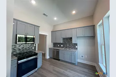 201 E 6th Street, Lampasas, TX 76550 - Photo 23