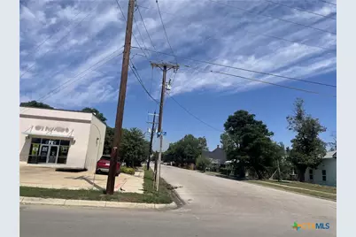 201 E 6th Street, Lampasas, TX 76550 - Photo 9