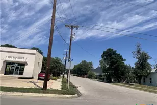 201 E 6th St, Lampasas, TX 76550 - Photo 9