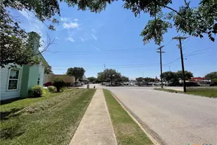 201 E 6th St, Lampasas, TX 76550 - Photo 7
